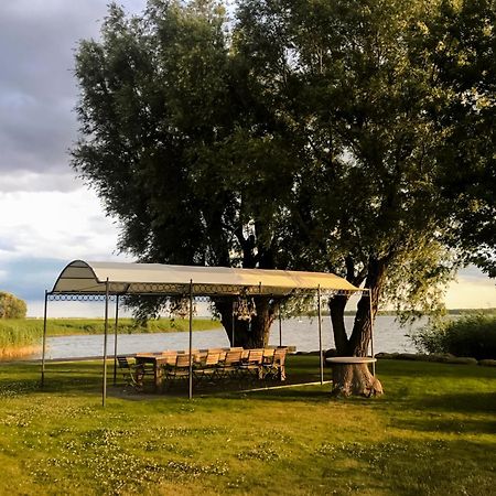 Peeneblick - Traumhaus In Exklusiver Direktlage Am Wasser Mit Eigenem Bootssteg Fuer 8 Personen Rankwitz Luaran gambar